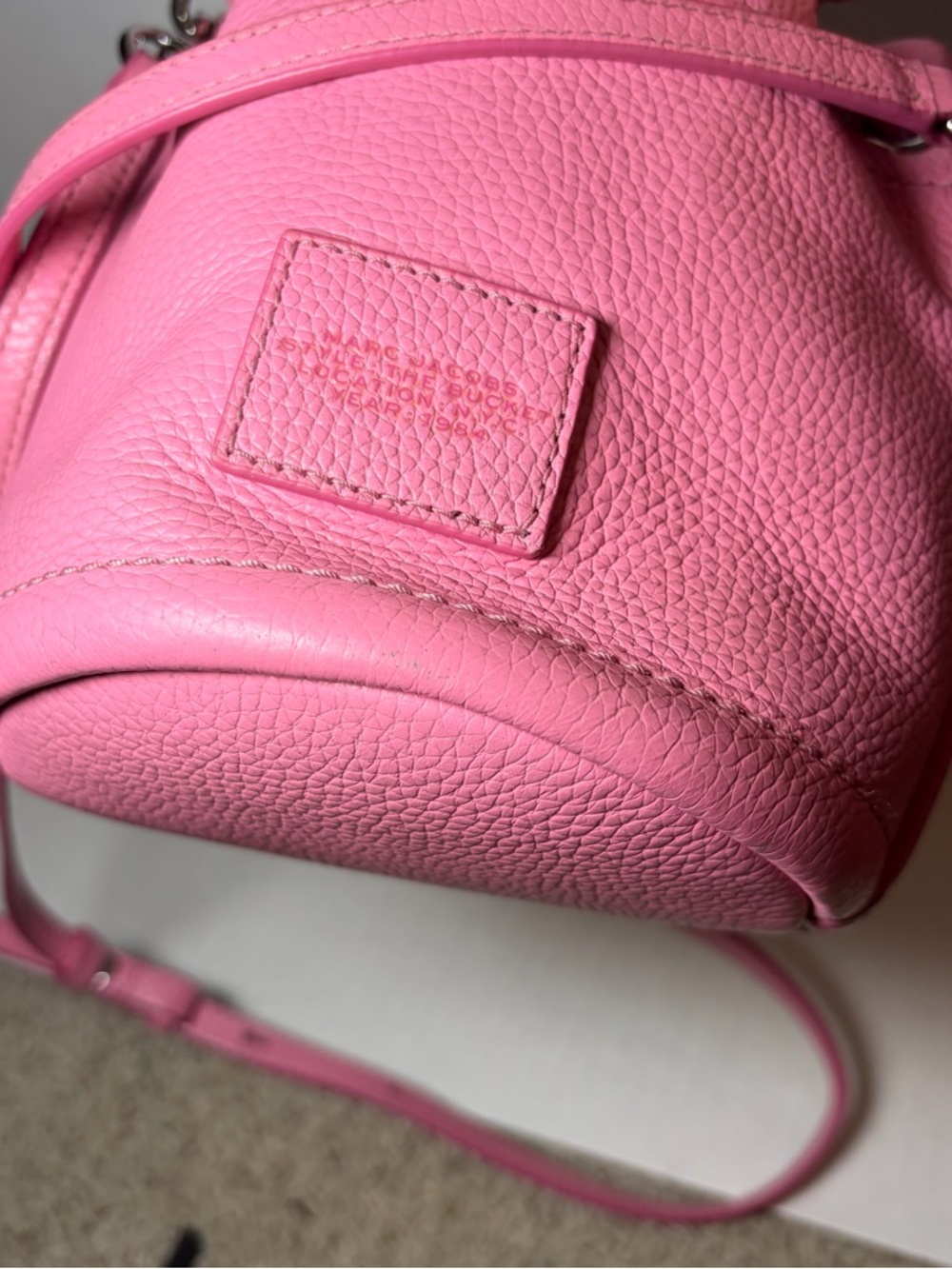 Marc Jacobs The Leather Bucket Bag Crossbody Pink - Picture 4 of 9